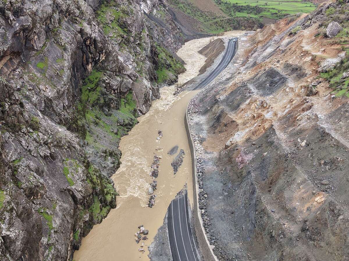 Yeni bir sel ve yol vakası daha! Dere taştı, kara yolu sular altında kaldı 11